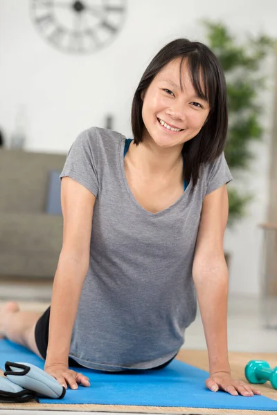 Young Woman Workout Clothes Doing Exercises Floor — Stock Photo, Image