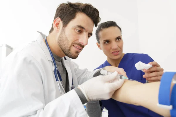 Mannelijke Arts Die Een Patiënt Vaccineert — Stockfoto
