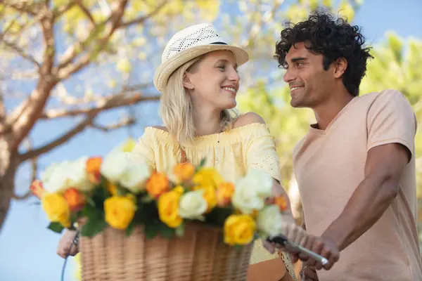 Casal Amoroso Dia Verão Por Uma Bicicleta Com Flores — Fotografia de Stock