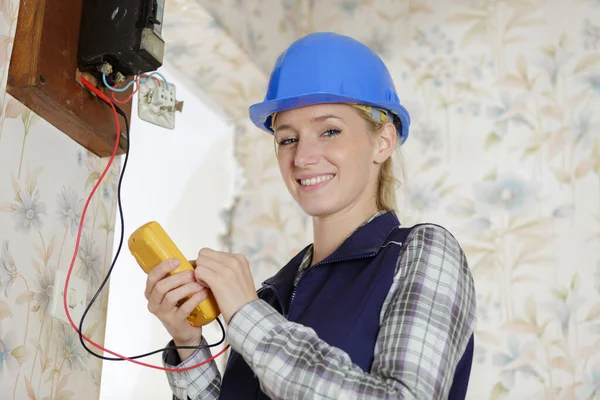 Portrait Female Electrician Using Multimeter — Stock Photo, Image