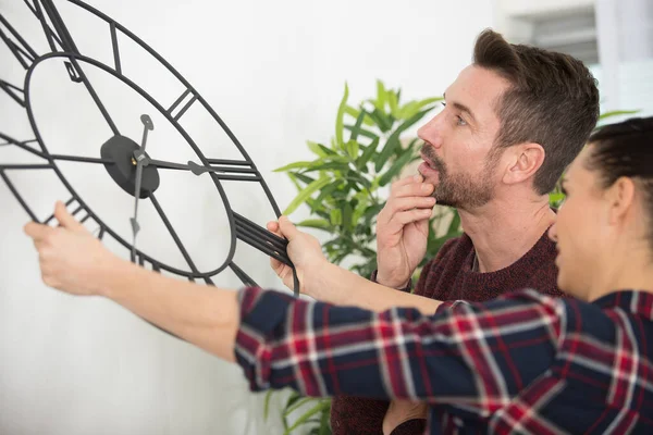 Middle Aged Couple Hanging Wall Clock — Stock Photo, Image