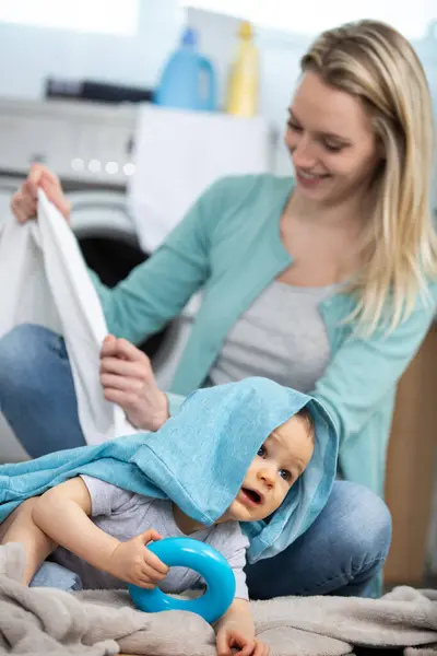 Madre Bambino Che Caricano Vestiti Lavatrice — Foto Stock