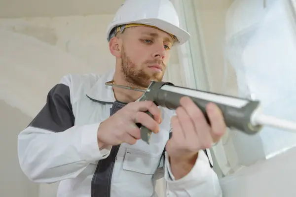 Arbetare Som Använder Ett Silikonrör För Reparation Fönster — Stockfoto