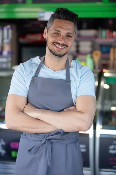カウンターの前に立っている アイスクリーム店の社員の笑顔 — ストック写真