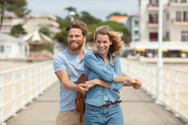 Couple Standing Beach Pier Embracing — Stock Photo, Image