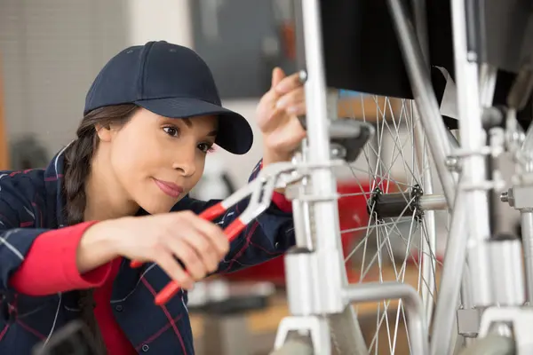 Female Mechanic Maintaining Wheelchair Brakes — Stock Photo, Image