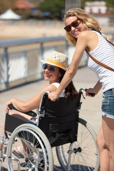 Νεαρή Γυναίκα Και Ανάπηρος Φίλος — Φωτογραφία Αρχείου