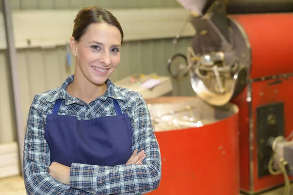 Kvinne Som Jobber Kaffefabrikk – stockfoto