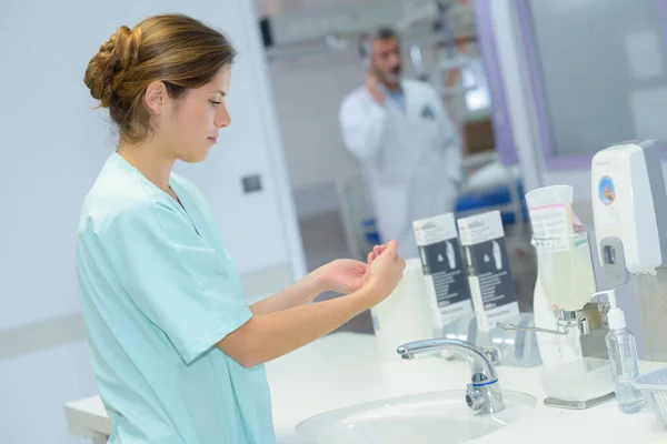 Ung Vacker Sjuksköterska Tvättar Händerna — Stockfoto