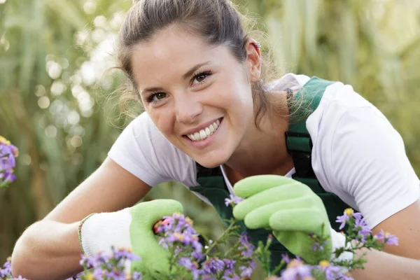 幸せな女性は自分の庭を誇りに思っています — ストック写真