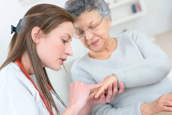 Attentive Young Doctor Consulting Senior Female Home — Stock Photo, Image