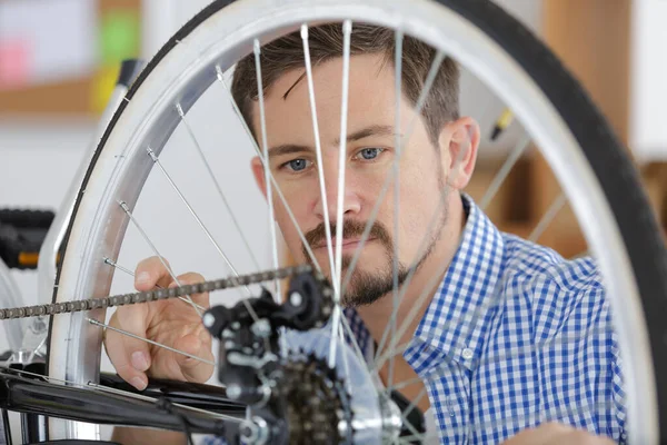 Hombre Arreglando Una Bicicleta —  Fotos de Stock