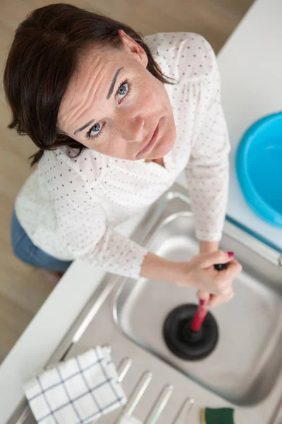 Sad Young Woman Using Plunger Blocked Kitchen Sink — Stock Photo, Image