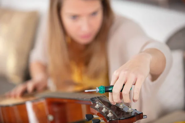 Woman Trainee Cleaning Guitar Guitar Maker Workshop — Stock Photo, Image