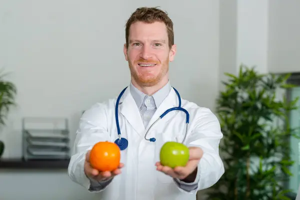 Dietologo Che Detiene Frutta Dietista — Foto Stock