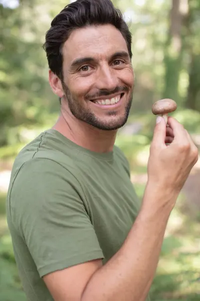 Felice Uomo Raccolta Funghi Nella Foresta Autunnale — Foto Stock