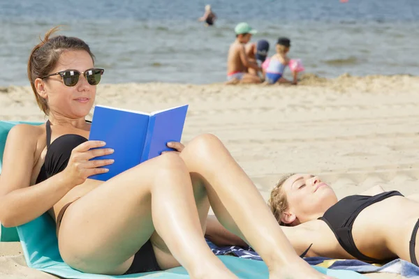 Two Woman Reading While Sunbathing — Stock Photo, Image