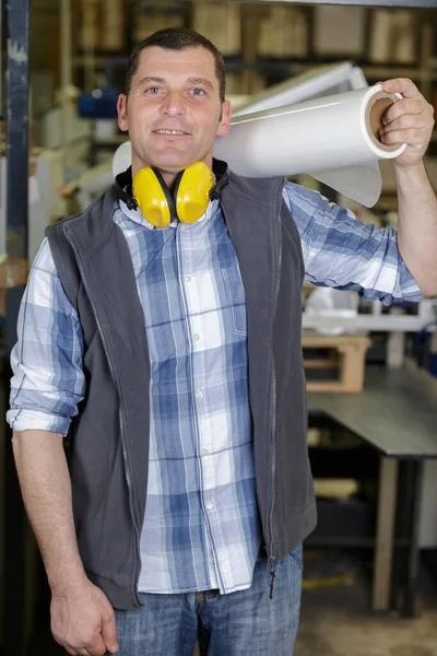 Homem Fábrica Segurando Rolo Filme Seu Ombro — Fotografia de Stock