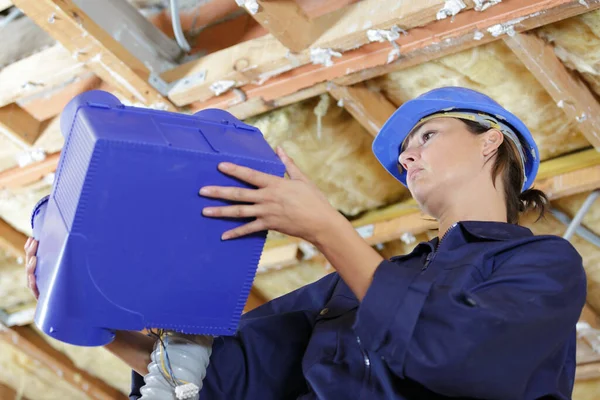 Trabalhador Feminino Instalação Sistema Ventilação Teto Edifícios — Fotografia de Stock