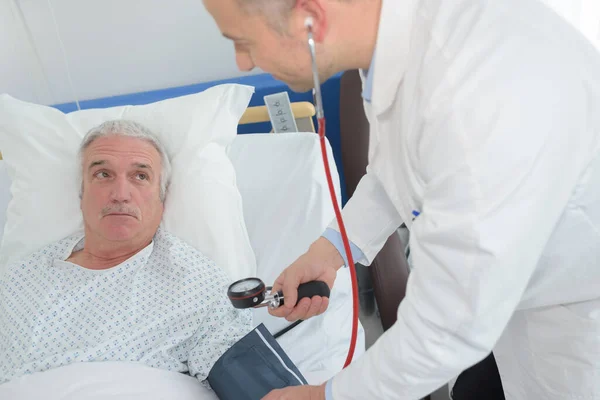 Misurare Pressione Sanguigna Uomo Anziano — Foto Stock