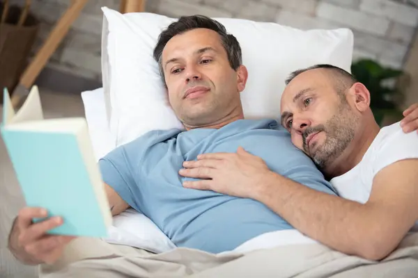 Gay Paar Leest Aantal Boeken Samen — Stockfoto