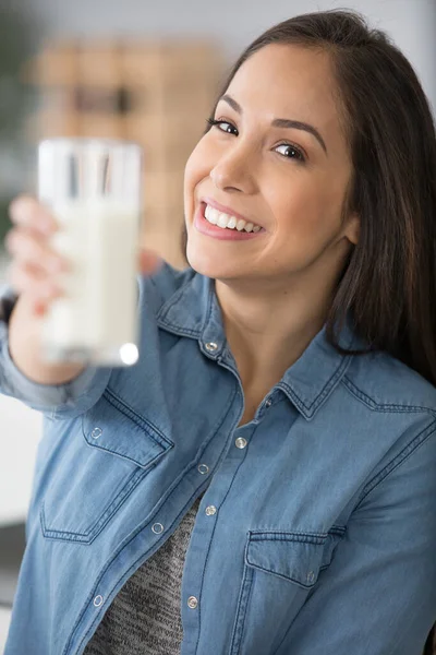 Vrolijk Vrouw Tonen Glas Melk Camera — Stockfoto
