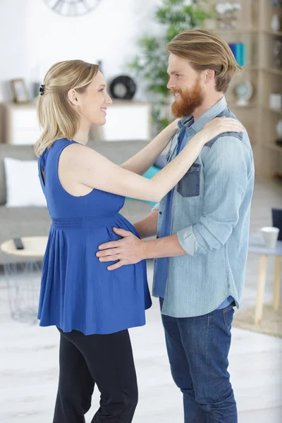 Junges Paar Erwartet Baby Gemeinsamen Haus — Stockfoto