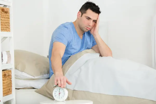 Uomo Sensazione Testa Acke Nel Letto Dopo Aver Dormito — Foto Stock