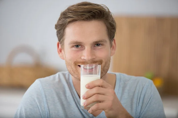 ハンサム笑顔ベトナム人男性と牛乳のガラス — ストック写真