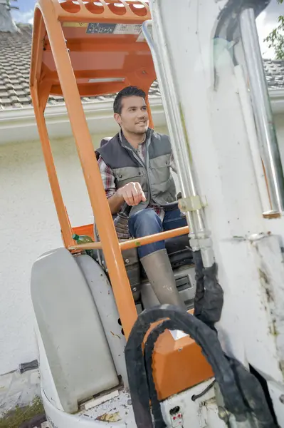 Trabajador Ocupado Conduciendo Una Carretilla Elevadora —  Fotos de Stock