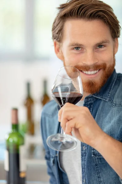 赤ワインのグラスを持っている陽気な男 — ストック写真