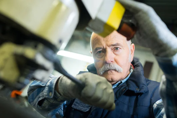 Senior Mechaniker Arbeitet Auto Mit Offener Motorhaube — Stockfoto
