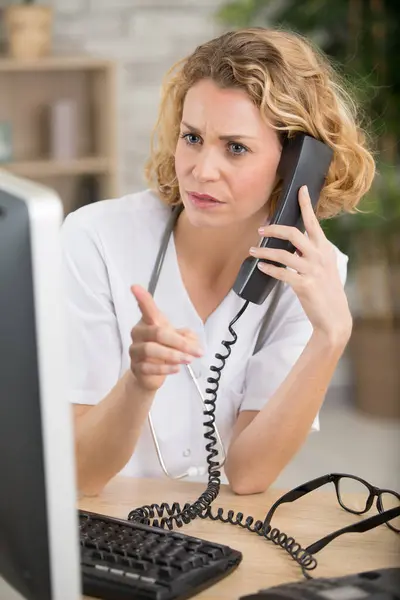 Doctor Oficina Hablando Por Teléfono — Foto de Stock