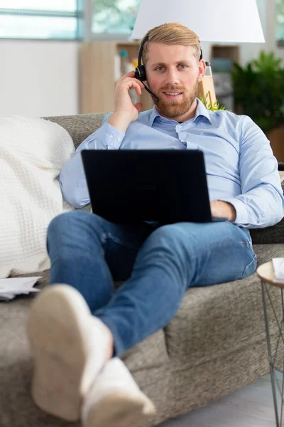 Man Bank Thuis Studeren Met Behulp Van Laptop — Stockfoto