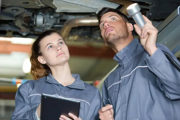 Female Male Mechanic Car Fixing Problem — Stock Photo, Image