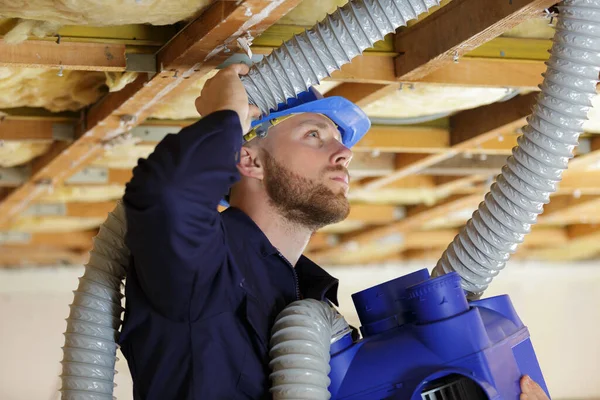 Constructeur Masculin Travaillant Avec Des Tuyaux Dans Plafond — Photo