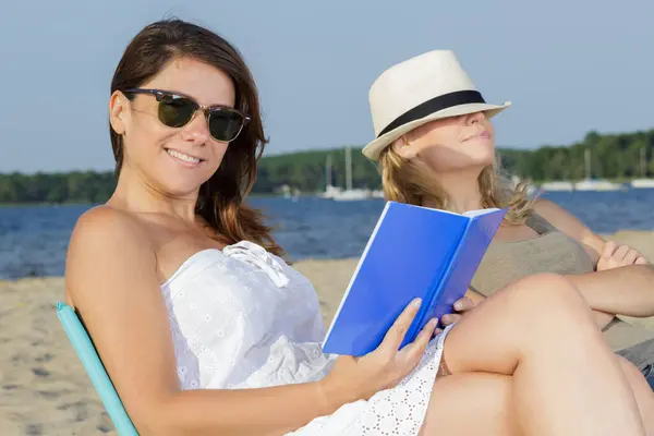 Two Female Young Adults Reading Books Beach — Stock Photo, Image