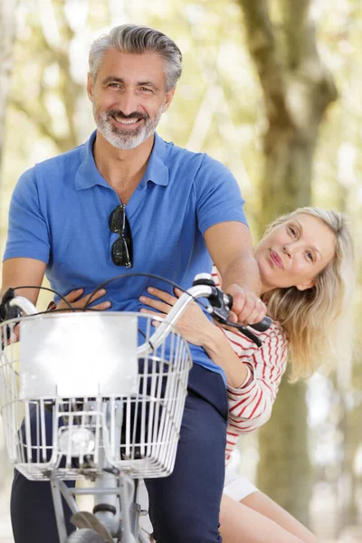Mature Couple Riding Bicycle — Stock Photo, Image