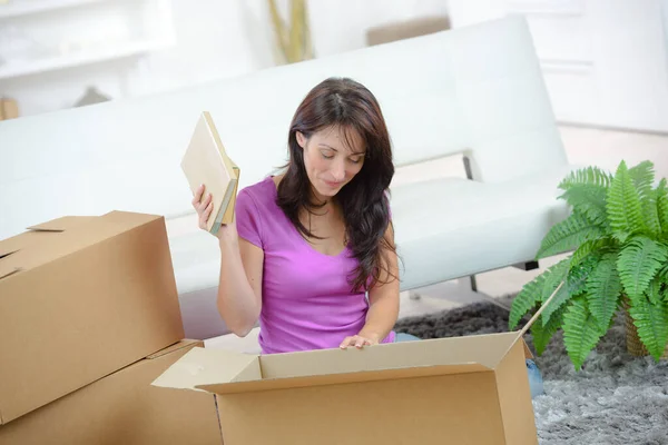 Pretty Woman Packing Her Personal Belongings — Stock Photo, Image