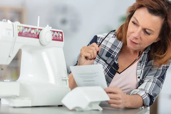 Mature Woman Working Sewing Machine — Stock Photo, Image