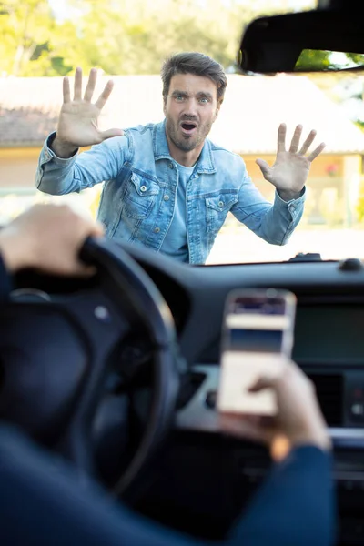 Motorista Usando Seu Telefone Atropela Pedestre — Fotografia de Stock