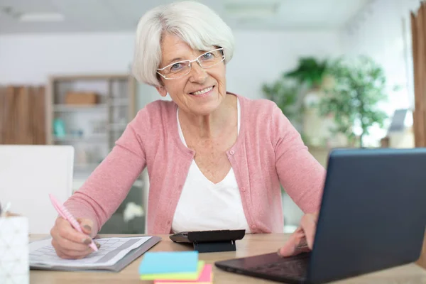 Äldre Kvinna Som Sitter Vid Skrivbordet Och Kollar Räkningar Eller — Stockfoto