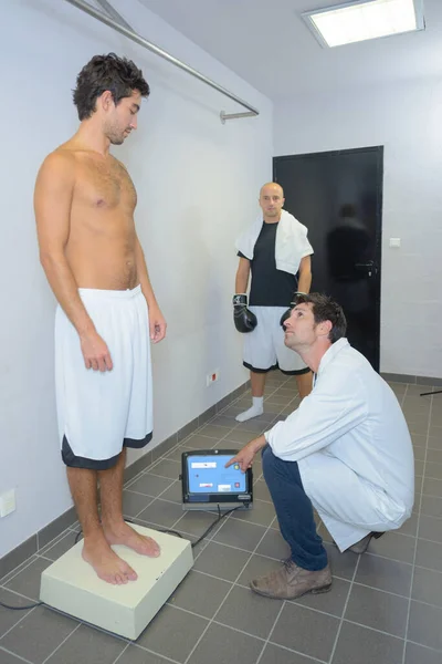 Man Being Weighed Boxing Match — Stock Photo, Image