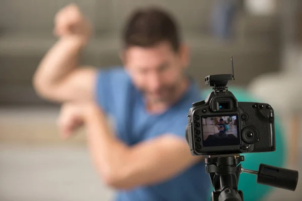 Hombre Flexionando Sus Músculos Para Blog Fitness —  Fotos de Stock