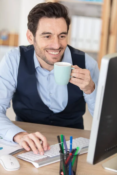 Hombre Feliz Bebiendo Café Oficina —  Fotos de Stock