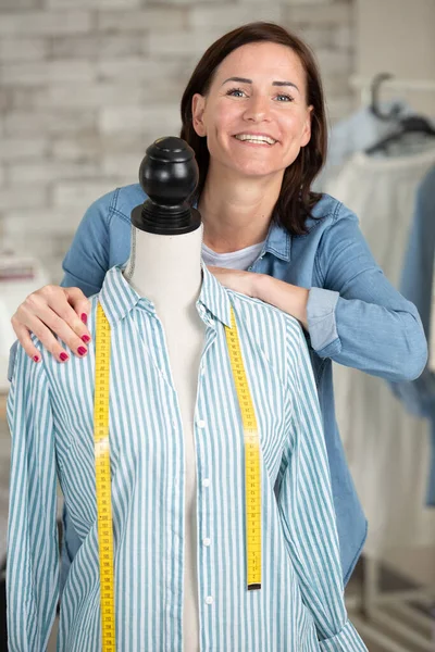 Professionele Vrouwelijke Couturier Glimlachen Camera — Stockfoto