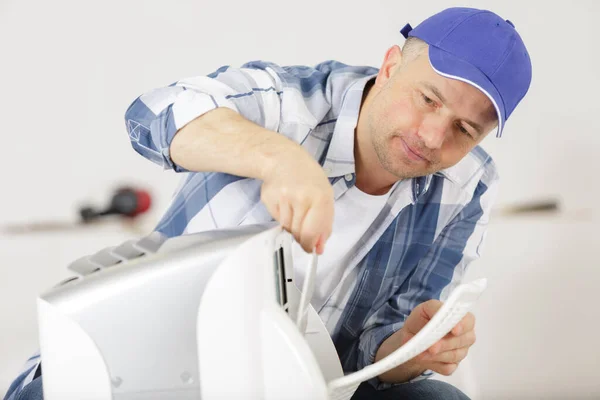 Electrician Fixing Air Conditioner — Stock Photo, Image