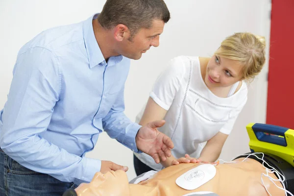 Instructor Demonstrating Cpr Chest Compression Dummy — Stock Photo, Image
