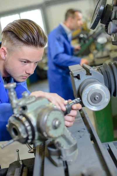 Young Man Grinding End Threaded Spindle — Stock Photo, Image