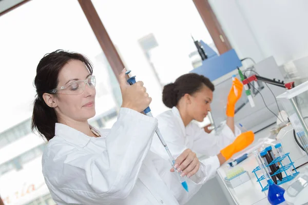 Δύο Νεαρές Γυναίκες Επιστήμονες Που Κάνουν Πειράματα Στο Εργαστήριο — Φωτογραφία Αρχείου